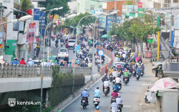  Ảnh: Nhiều tuyến phố Hà Nội, Sài Gòn ken đặc phương tiện trong ngày đầu đi làm sau kỳ nghỉ Tết Nguyên đán - Ảnh 17.