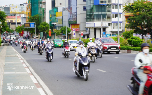  Ảnh: Nhiều tuyến phố Hà Nội, Sài Gòn ken đặc phương tiện trong ngày đầu đi làm sau kỳ nghỉ Tết Nguyên đán - Ảnh 20.