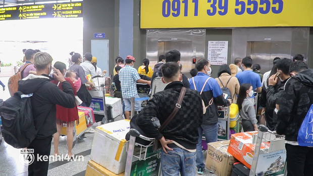  Ảnh, clip: Sân bay Tân Sơn Nhất đông nghẹt khách chiều mùng 7 Tết, nhiều người chờ hàng giờ để đón taxi - Ảnh 4.