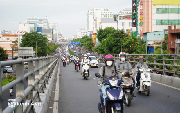  Ảnh: Nhiều tuyến phố Hà Nội, Sài Gòn ken đặc phương tiện trong ngày đầu đi làm sau kỳ nghỉ Tết Nguyên đán - Ảnh 21.