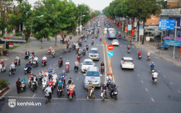  Ảnh: Nhiều tuyến phố Hà Nội, Sài Gòn ken đặc phương tiện trong ngày đầu đi làm sau kỳ nghỉ Tết Nguyên đán - Ảnh 22.