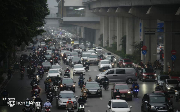  Ảnh: Nhiều tuyến phố Hà Nội, Sài Gòn ken đặc phương tiện trong ngày đầu đi làm sau kỳ nghỉ Tết Nguyên đán - Ảnh 4.