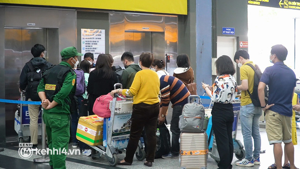  Ảnh, clip: Sân bay Tân Sơn Nhất đông nghẹt khách chiều mùng 7 Tết, nhiều người chờ hàng giờ để đón taxi - Ảnh 6.