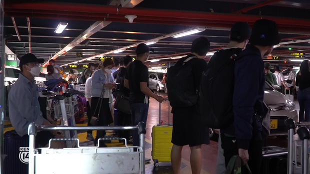  Ảnh, clip: Sân bay Tân Sơn Nhất đông nghẹt khách chiều mùng 7 Tết, nhiều người chờ hàng giờ để đón taxi - Ảnh 8.