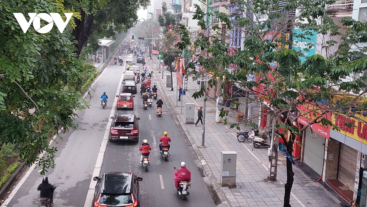 Đường phố Hà Nội không ùn tắc trong ngày đi làm đầu tiên sau nghỉ Tết - Ảnh 8.