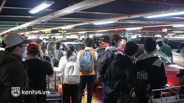  Ảnh, clip: Sân bay Tân Sơn Nhất đông nghẹt khách chiều mùng 7 Tết, nhiều người chờ hàng giờ để đón taxi - Ảnh 9.
