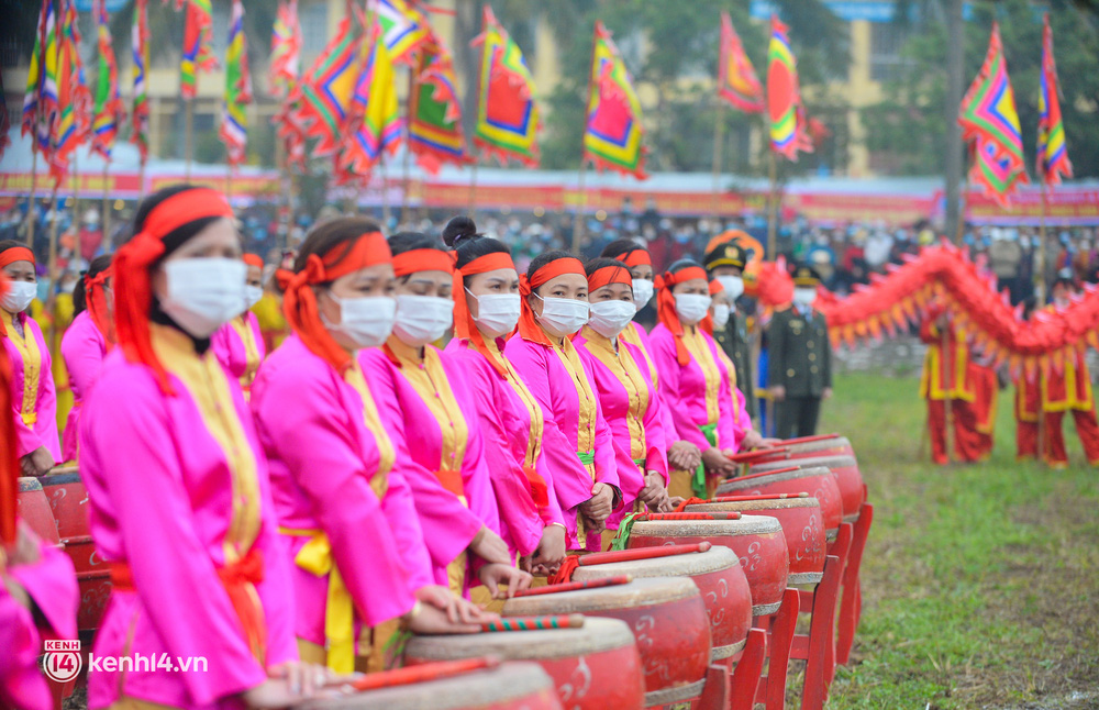  Ảnh: Hàng nghìn người dân chen nhau xem vua đi cày trong Lễ tịch Điền 2022 - Ảnh 9.