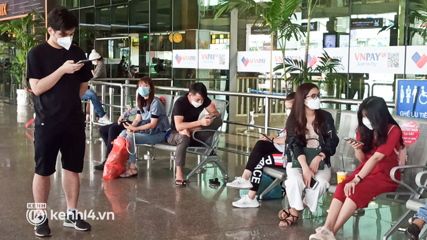  Ảnh, clip: Sân bay Tân Sơn Nhất đông nghẹt khách chiều mùng 7 Tết, nhiều người chờ hàng giờ để đón taxi - Ảnh 10.