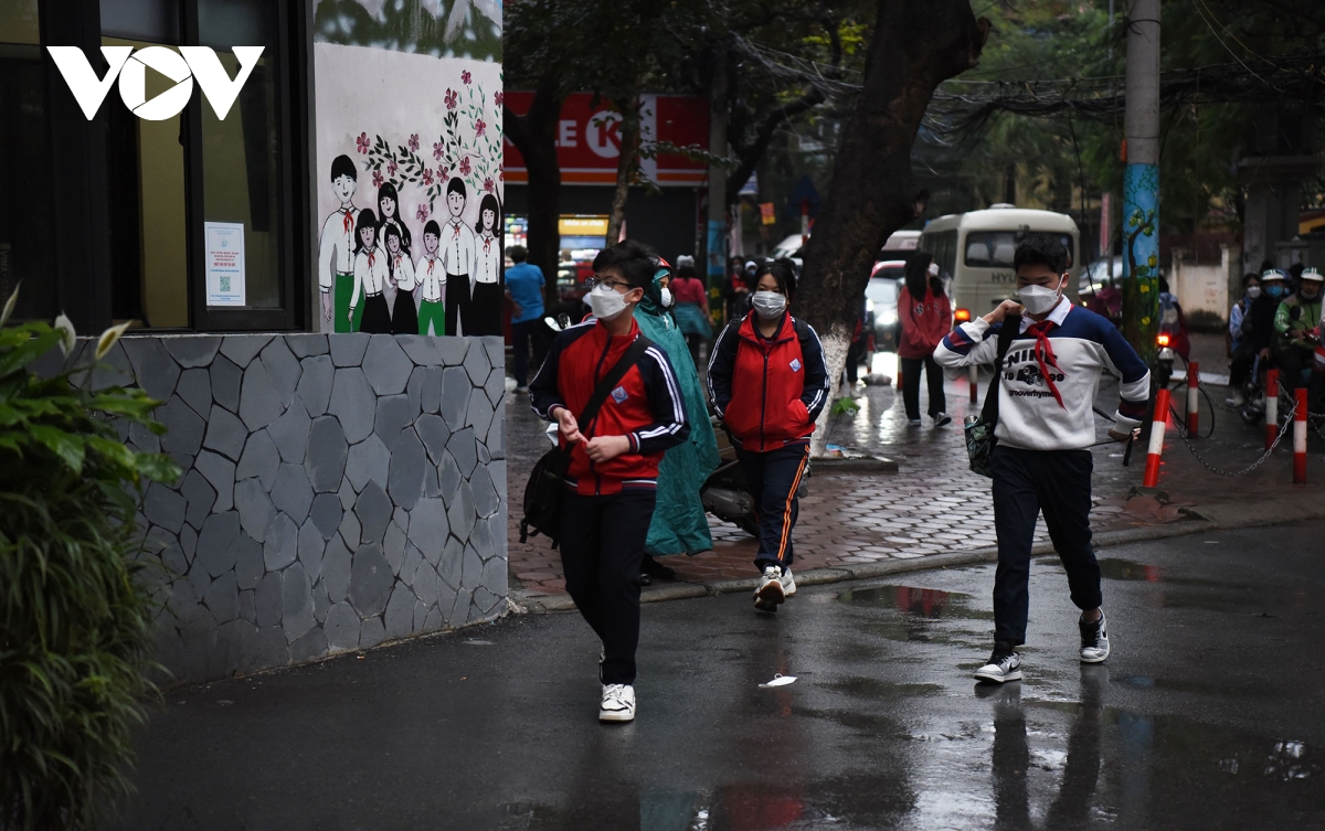 Học sinh Hà Nội háo hức, đội mưa đến trường từ sáng sớm sau nhiều tháng học online - Ảnh 1.