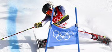 Cổ chân của nữ VĐV trượt tuyết bẻ cong 90 độ sau tai nạn nghiêm trọng ở Olympic - Ảnh 2.