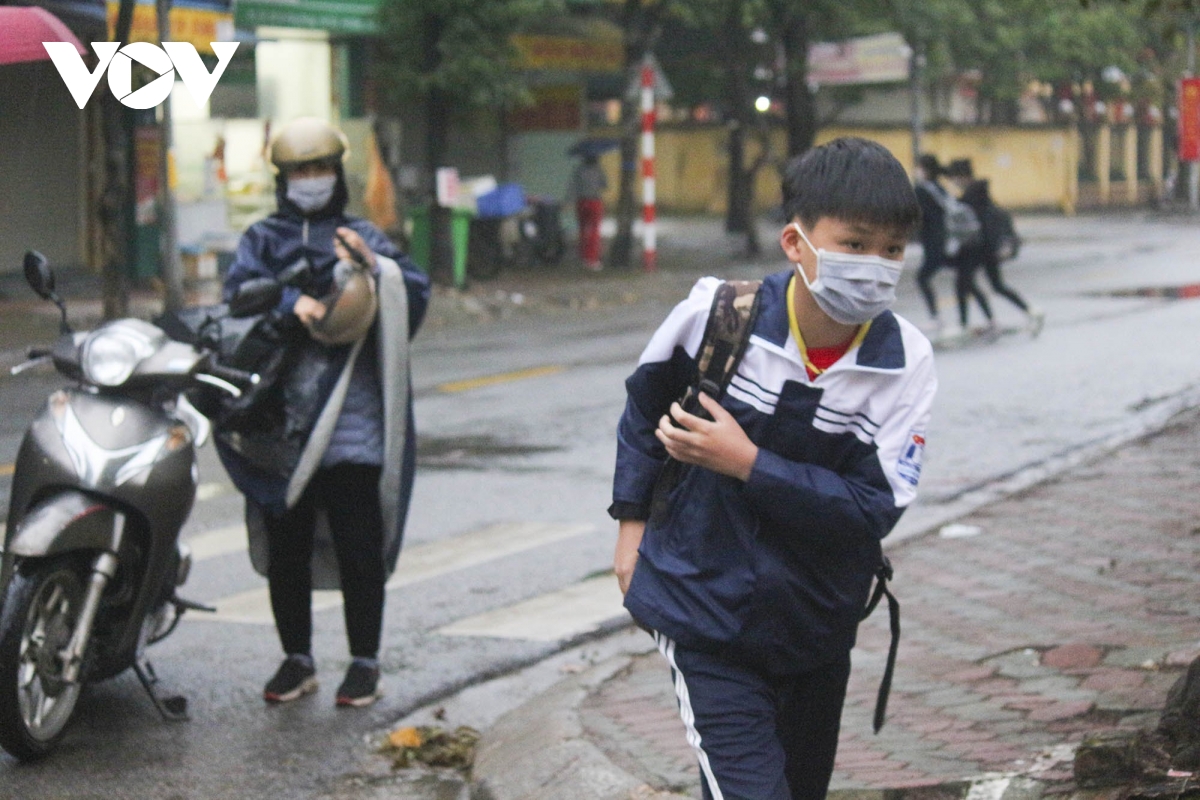 Học sinh Hà Nội háo hức, đội mưa đến trường từ sáng sớm sau nhiều tháng học online - Ảnh 11.