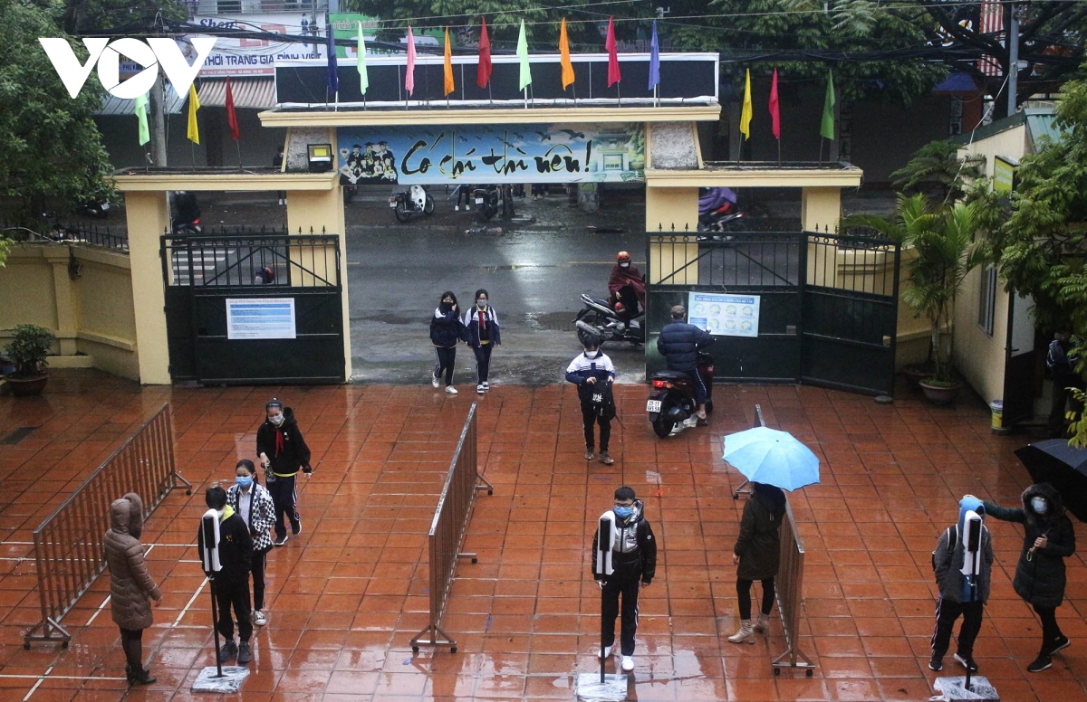 Học sinh Hà Nội háo hức, đội mưa đến trường từ sáng sớm sau nhiều tháng học online - Ảnh 12.