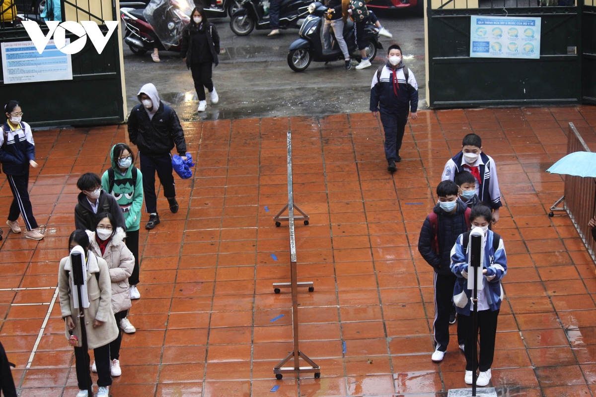 Học sinh Hà Nội háo hức, đội mưa đến trường từ sáng sớm sau nhiều tháng học online - Ảnh 13.