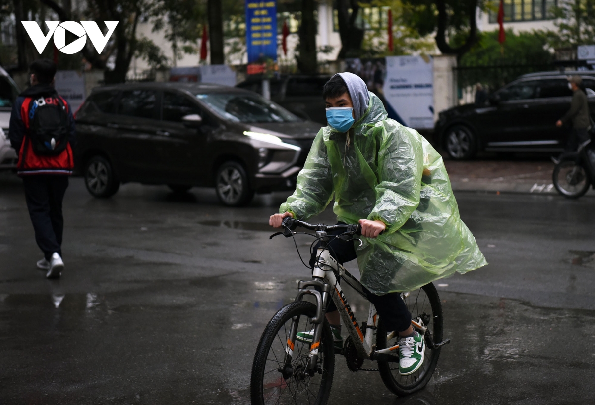 Học sinh Hà Nội háo hức, đội mưa đến trường từ sáng sớm sau nhiều tháng học online - Ảnh 4.