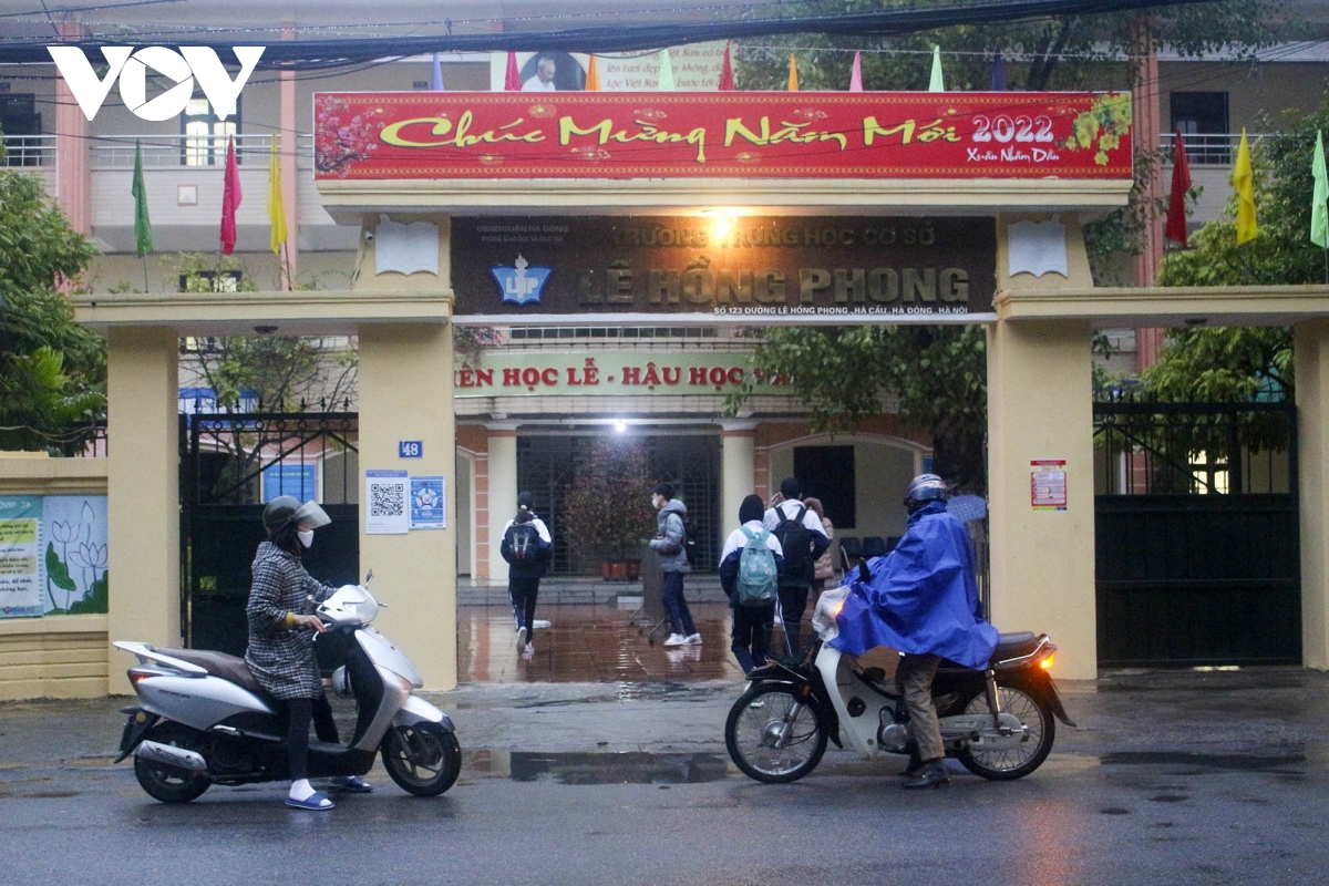 Học sinh Hà Nội háo hức, đội mưa đến trường từ sáng sớm sau nhiều tháng học online - Ảnh 10.