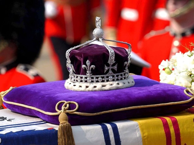 Cận cảnh món đồ quý giá nữ hoàng Elizabeth sẽ trao cho con dâu khi lên chức vương hậu - Ảnh 2.