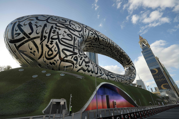Dubai chơi lớn xây Bảo tàng có hình dáng kỳ lạ nhất thế giới, bên trong hiện đại như phim viễn tưởng - Ảnh 1.