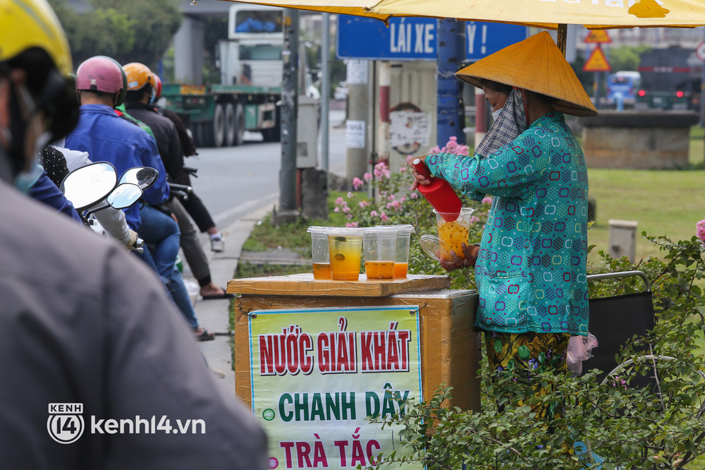 Người dân TP.HCM vật vã dưới nắng nóng hầm hập 34 độ C, ai cũng rát mặt khi ra đường - Ảnh 11.