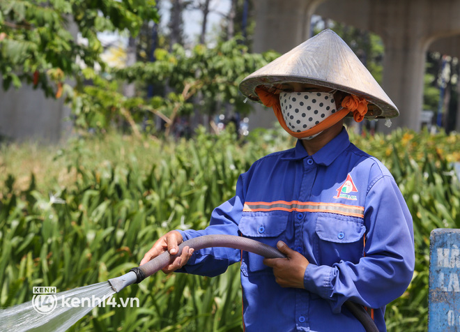 Người dân TP.HCM vật vã dưới nắng nóng hầm hập 34 độ C, ai cũng rát mặt khi ra đường - Ảnh 6.