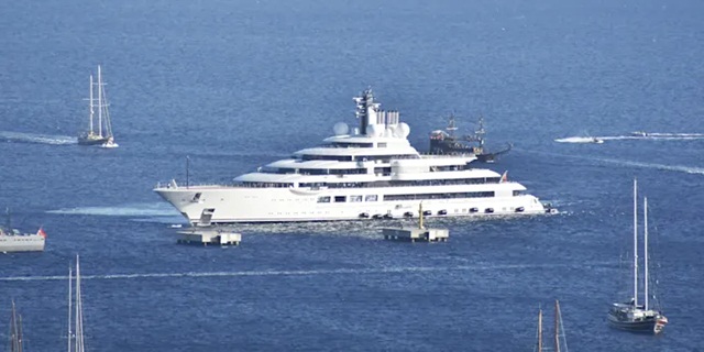 Ráo riết tìm chủ nhân bí ẩn của siêu du thuyền 700 triệu USD ngoài khơi Italy - Ảnh 1.