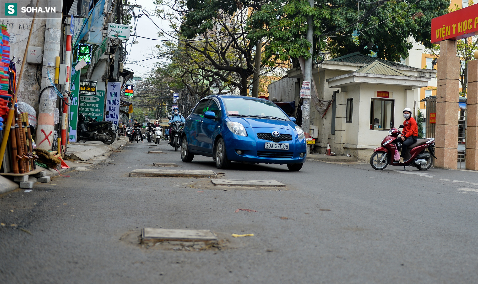  Hà Nội: Hơn trăm hố ga, hố kỹ thuật nhô khỏi mặt đường như bẫy ở đoạn phố chưa đầy 500m - Ảnh 2.