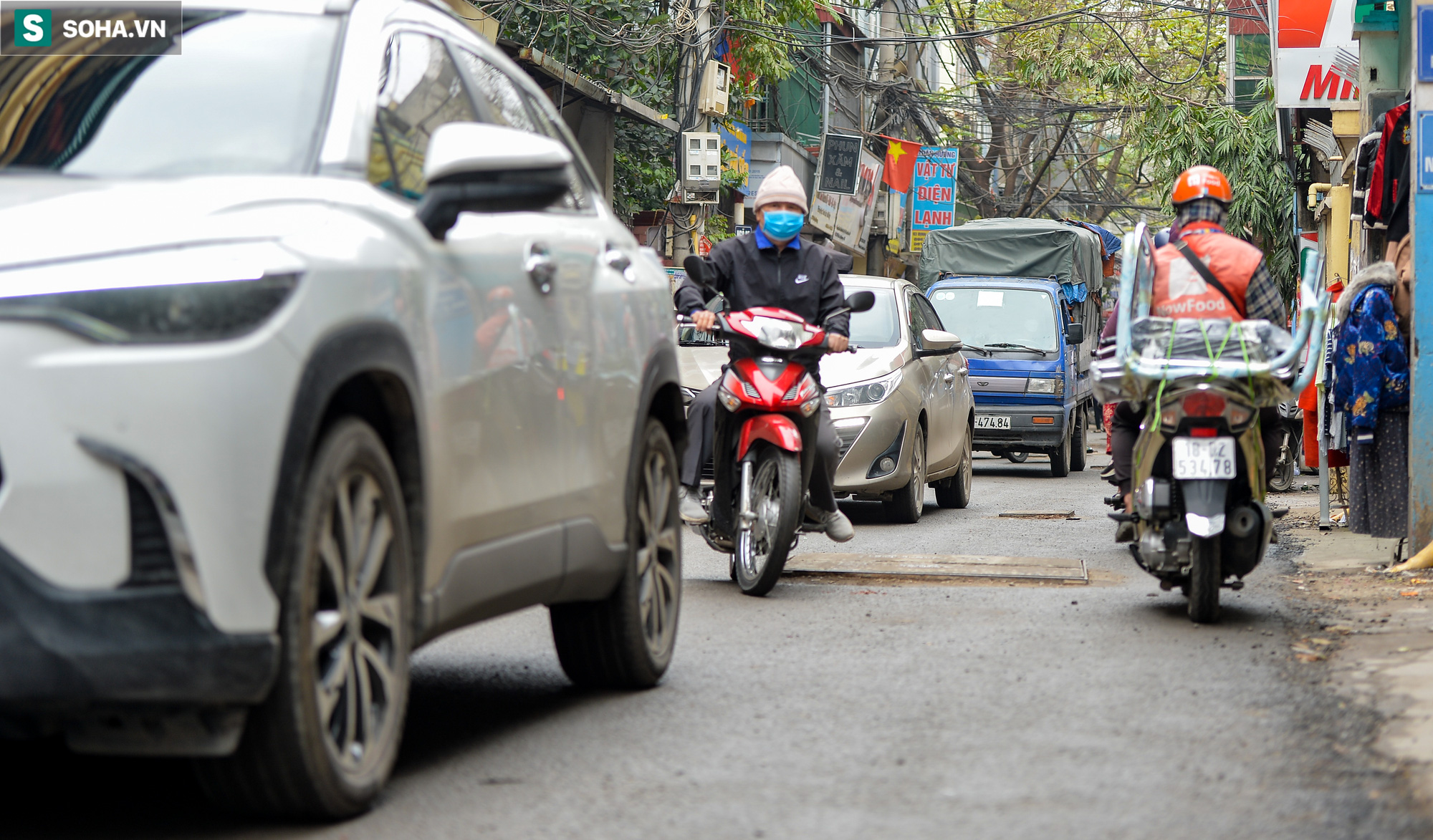  Hà Nội: Hơn trăm hố ga, hố kỹ thuật nhô khỏi mặt đường như bẫy ở đoạn phố chưa đầy 500m - Ảnh 3.