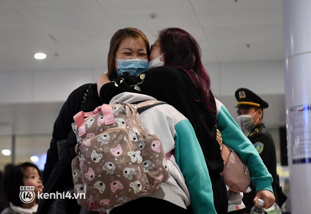  Thêm 300 công dân Việt Nam từ Ukraine về nước an toàn: Những giọt nước mắt vui mừng và xúc động - Ảnh 4.