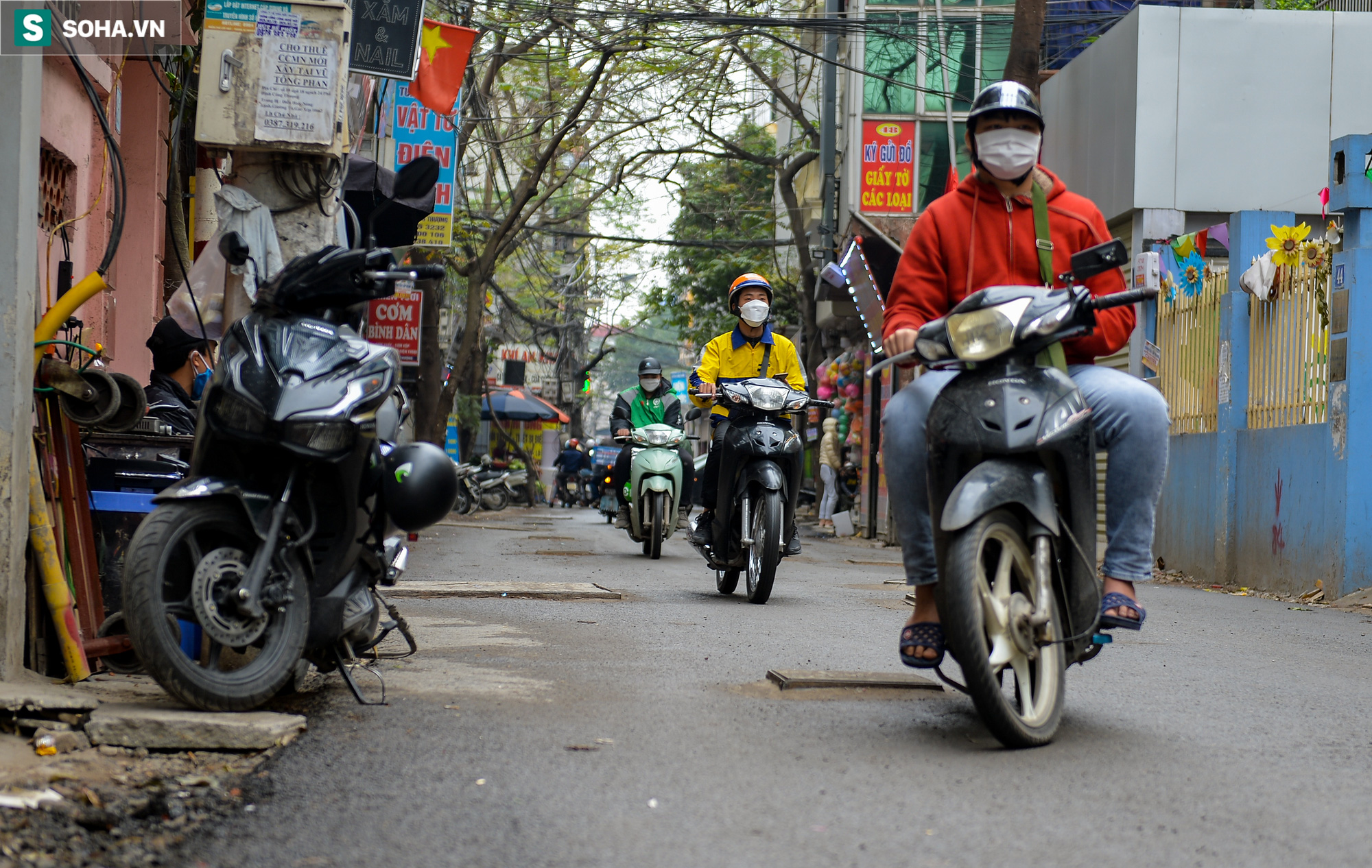  Hà Nội: Hơn trăm hố ga, hố kỹ thuật nhô khỏi mặt đường như bẫy ở đoạn phố chưa đầy 500m - Ảnh 4.