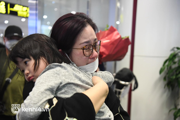  Thêm 300 công dân Việt Nam từ Ukraine về nước an toàn: Những giọt nước mắt vui mừng và xúc động - Ảnh 5.