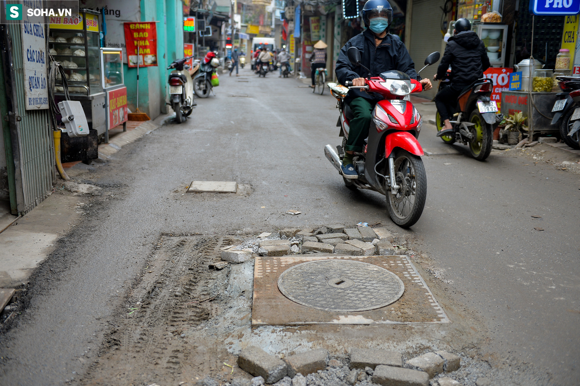  Hà Nội: Hơn trăm hố ga, hố kỹ thuật nhô khỏi mặt đường như bẫy ở đoạn phố chưa đầy 500m - Ảnh 5.