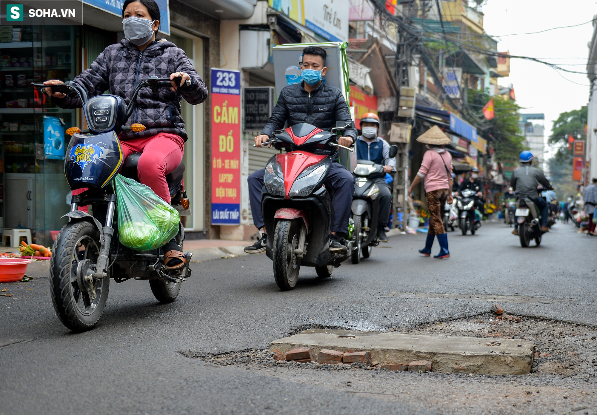  Hà Nội: Hơn trăm hố ga, hố kỹ thuật nhô khỏi mặt đường như bẫy ở đoạn phố chưa đầy 500m - Ảnh 6.