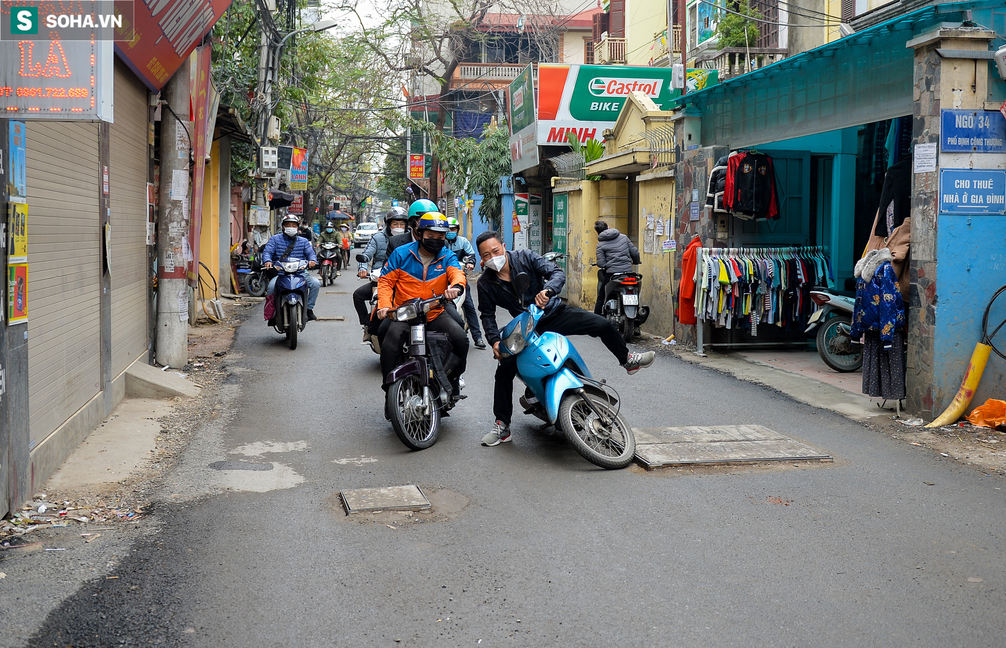  Hà Nội: Hơn trăm hố ga, hố kỹ thuật nhô khỏi mặt đường như bẫy ở đoạn phố chưa đầy 500m - Ảnh 7.