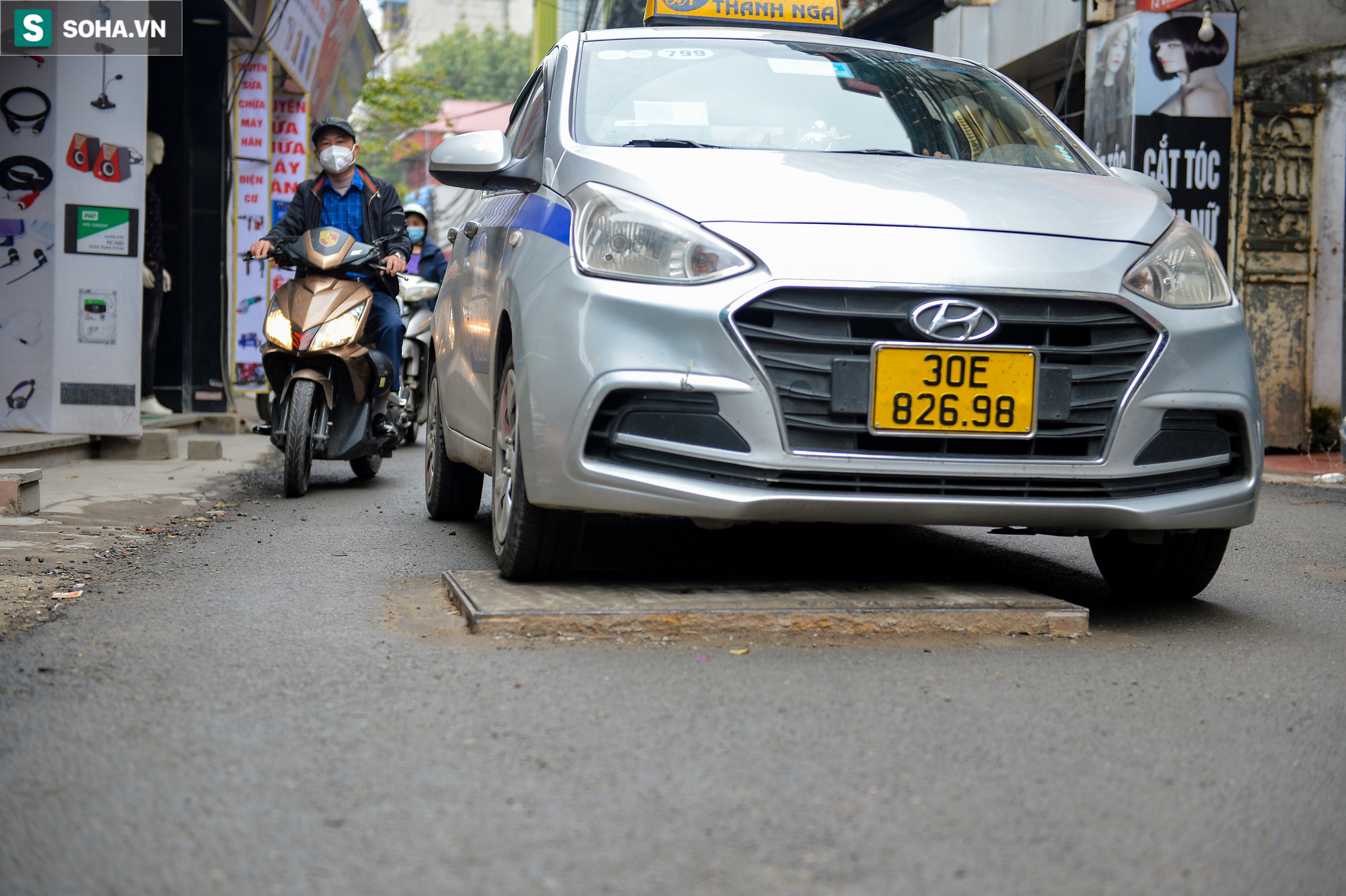  Hà Nội: Hơn trăm hố ga, hố kỹ thuật nhô khỏi mặt đường như bẫy ở đoạn phố chưa đầy 500m - Ảnh 8.