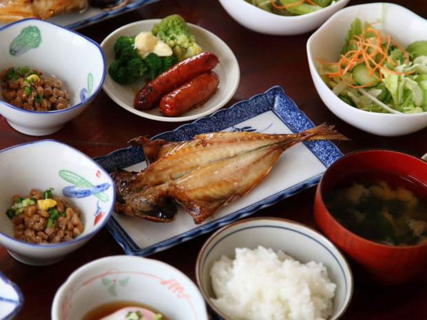 Nhật Bản nổi tiếng là đất nước sống trường thọ, hóa ra là do họ luôn duy trì 3 thói quen khi ăn tối mà ai cũng có thể học theo - Ảnh 2.