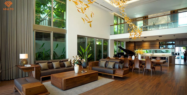 Cận cảnh nội thất của tiền tỷ trong biệt thự của giới siêu giàu Việt: Toàn bộ nội thất mạ vàng, riêng chiếc đèn chùm phòng khách có giá 1 tỷ đồng, ấn tượng nhất bộ sofa cỡ đại bằng cả căn chung cư - Ảnh 2.