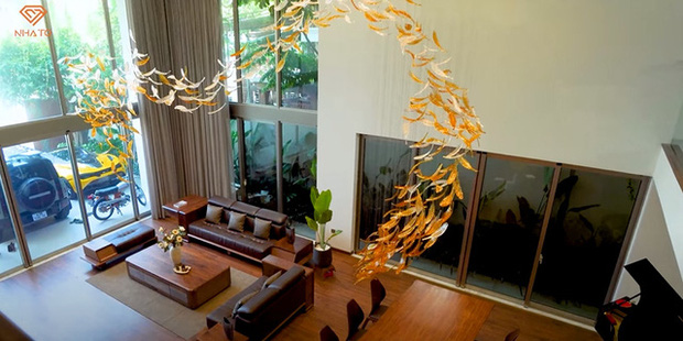 Cận cảnh nội thất của tiền tỷ trong biệt thự của giới siêu giàu Việt: Toàn bộ nội thất mạ vàng, riêng chiếc đèn chùm phòng khách có giá 1 tỷ đồng, ấn tượng nhất bộ sofa cỡ đại bằng cả căn chung cư - Ảnh 3.