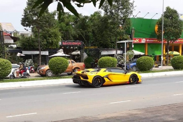 Vừa hết tour Đà Nẵng với Koenigsegg Regera, Lamborghini Aventador SVJ Roadster đầu tiên tại Việt Nam bất ngờ xuất hiện tại Cần Thơ - Ảnh 3.