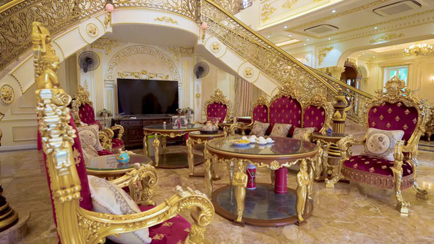 Cận cảnh nội thất của tiền tỷ trong biệt thự của giới siêu giàu Việt: Toàn bộ nội thất mạ vàng, riêng chiếc đèn chùm phòng khách có giá 1 tỷ đồng, ấn tượng nhất bộ sofa cỡ đại bằng cả căn chung cư - Ảnh 11.