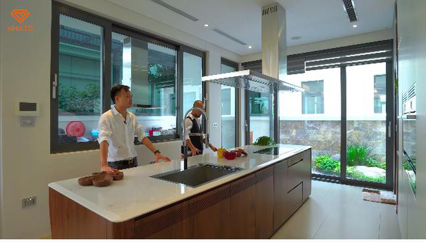 Cận cảnh nội thất của tiền tỷ trong biệt thự của giới siêu giàu Việt: Toàn bộ nội thất mạ vàng, riêng chiếc đèn chùm phòng khách có giá 1 tỷ đồng, ấn tượng nhất bộ sofa cỡ đại bằng cả căn chung cư - Ảnh 14.