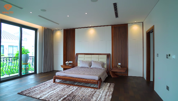 Cận cảnh nội thất của tiền tỷ trong biệt thự của giới siêu giàu Việt: Toàn bộ nội thất mạ vàng, riêng chiếc đèn chùm phòng khách có giá 1 tỷ đồng, ấn tượng nhất bộ sofa cỡ đại bằng cả căn chung cư - Ảnh 16.