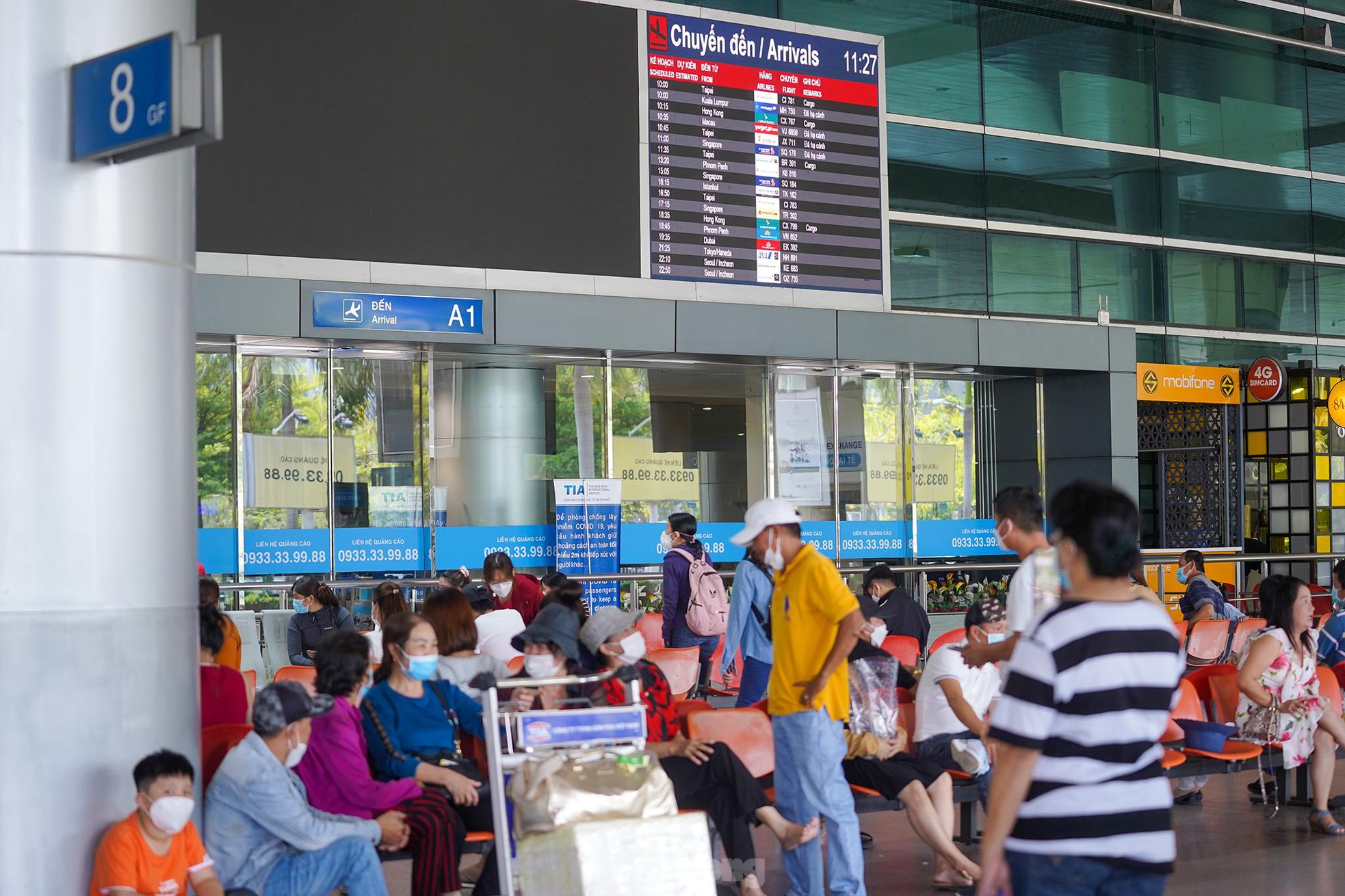 Vỡ òa cảm xúc tại sân bay Tân Sơn Nhất trong ngày đầu mở lại đường bay quốc tế - Ảnh 1.