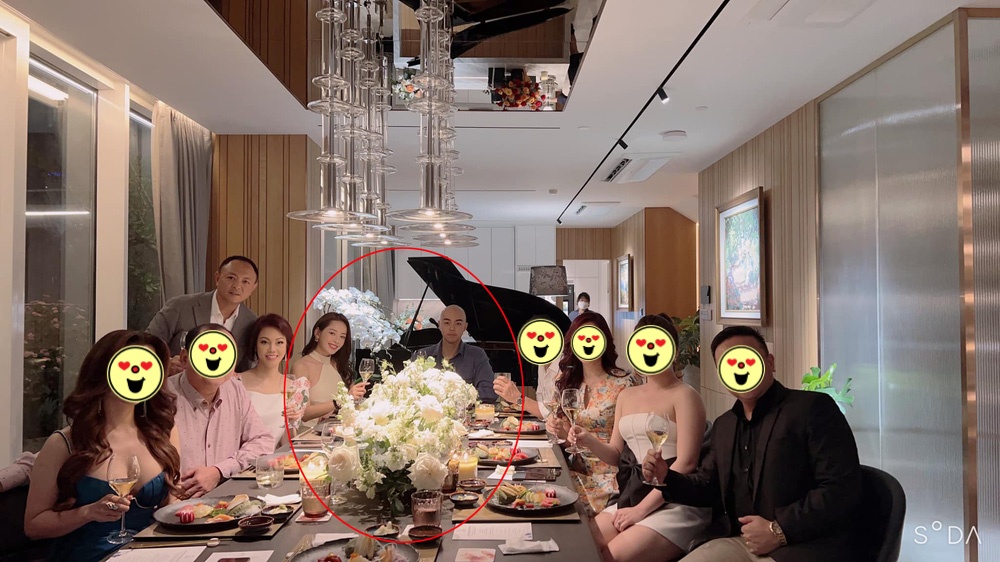 Cậu ấm cô chiêu kín tiếng của gia tộc Sơn Kim: Trai tài gái sắc, tham gia tích cực việc kinh doanh của gia đình, cậu cả gây chú ý với tin đồn hẹn hò bí mật cùng Chi Pu - Ảnh 7. Cậu ấm cô chiêu kín tiếng của gia tộc Sơn Kim: Trai tài gái sắc, tham gia tích cực việc kinh doanh của gia đình, cậu cả gây chú ý với tin đồn hẹn hò bí mật cùng Chi Pu - Ảnh 7.