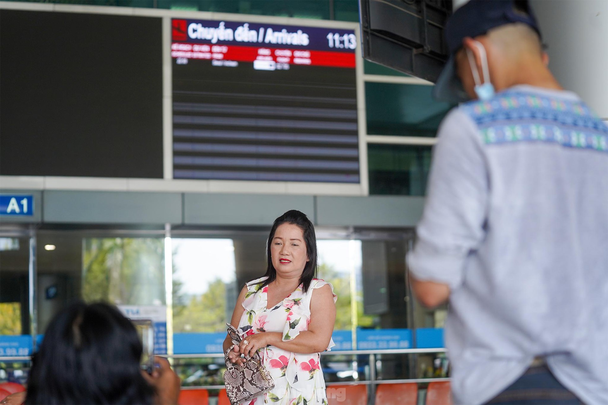 Vỡ òa cảm xúc tại sân bay Tân Sơn Nhất trong ngày đầu mở lại đường bay quốc tế - Ảnh 11.