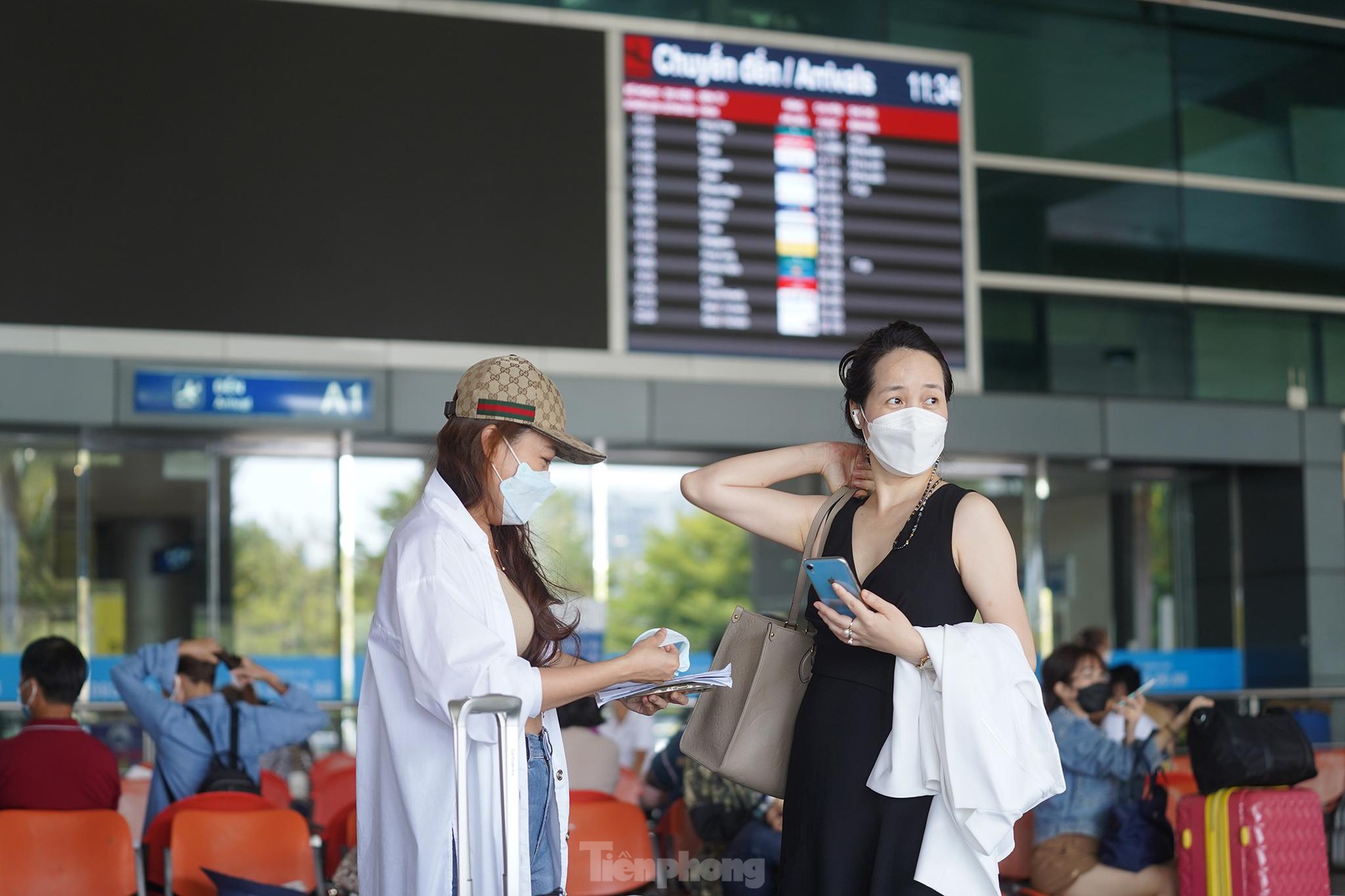 Vỡ òa cảm xúc tại sân bay Tân Sơn Nhất trong ngày đầu mở lại đường bay quốc tế - Ảnh 12.