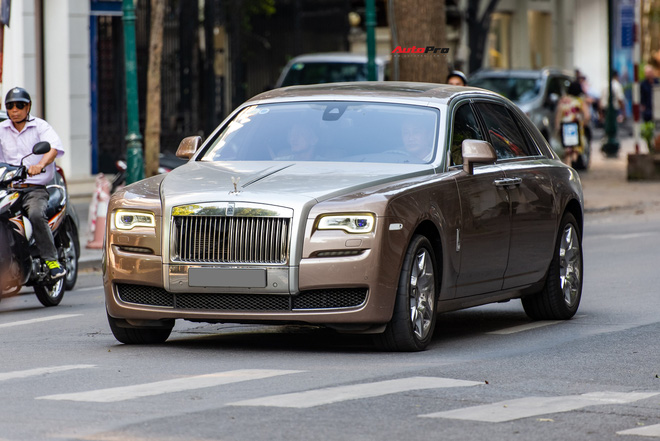 Rolls Royce Wraith in mirrored rose gold  9GAG