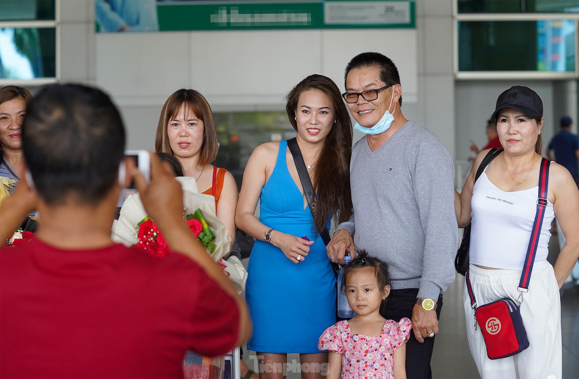 Vỡ òa cảm xúc tại sân bay Tân Sơn Nhất trong ngày đầu mở lại đường bay quốc tế - Ảnh 3.