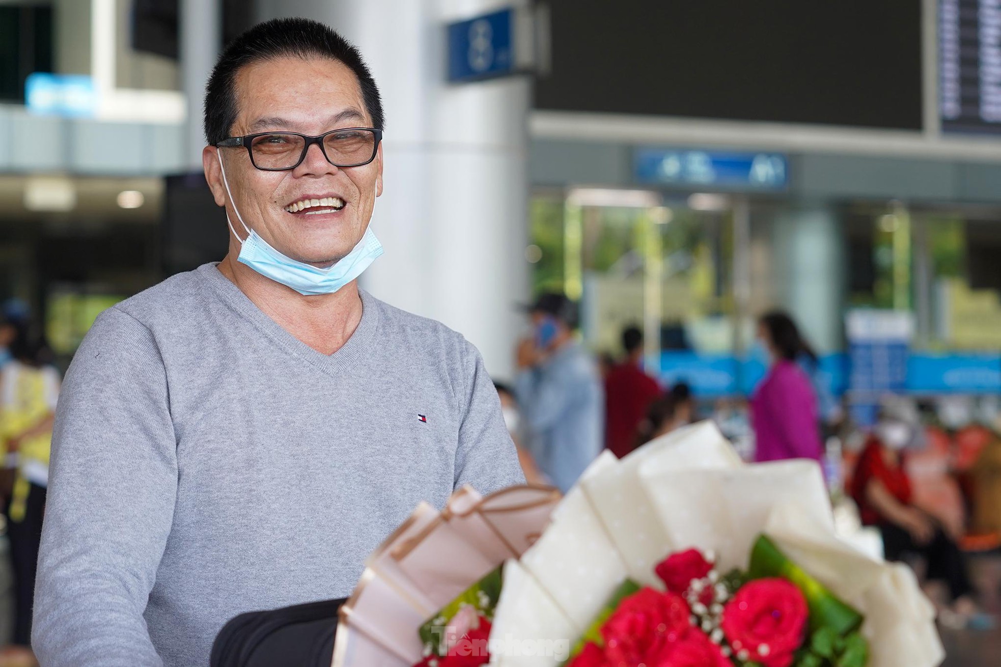 Vỡ òa cảm xúc tại sân bay Tân Sơn Nhất trong ngày đầu mở lại đường bay quốc tế - Ảnh 4.
