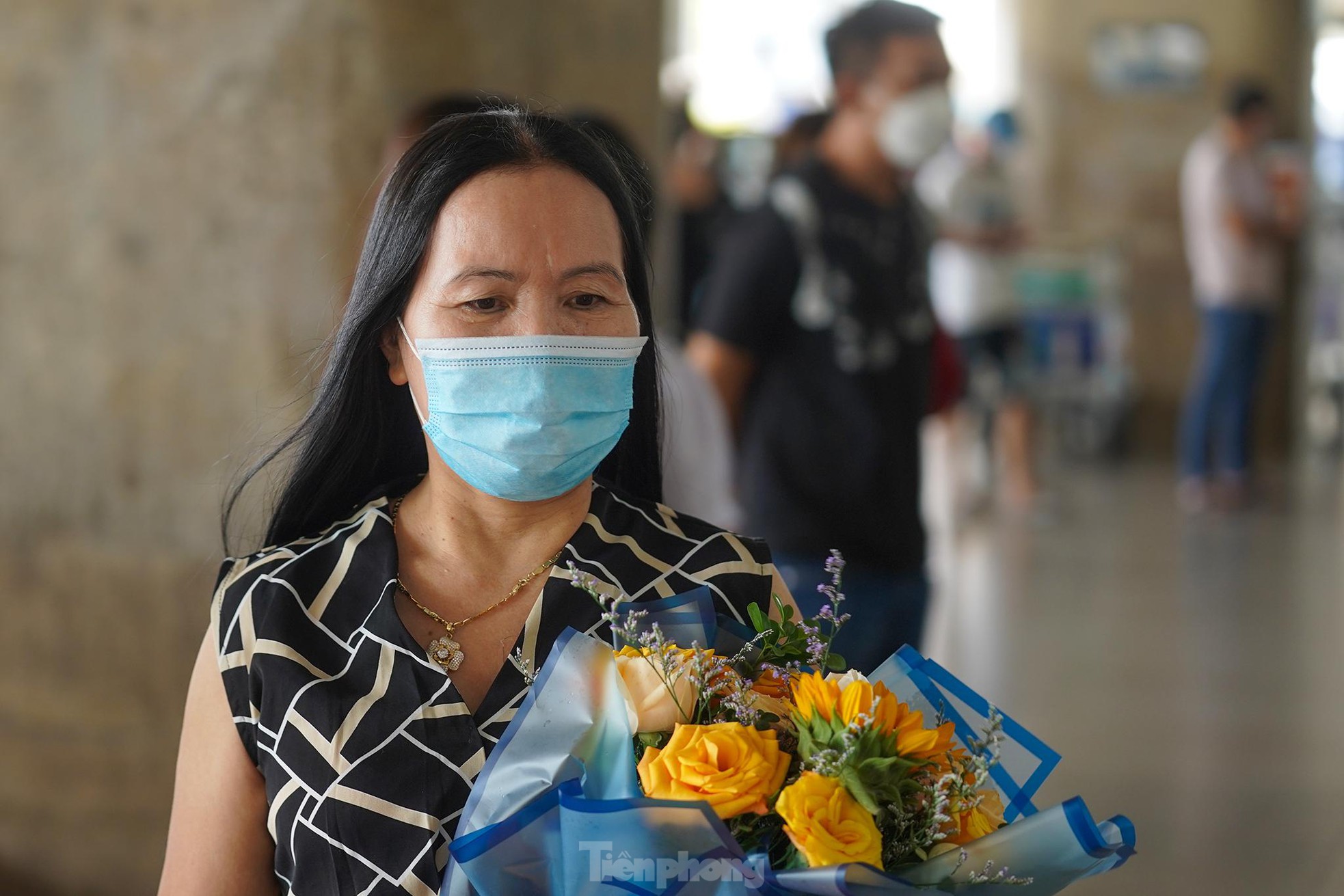 Vỡ òa cảm xúc tại sân bay Tân Sơn Nhất trong ngày đầu mở lại đường bay quốc tế - Ảnh 6.