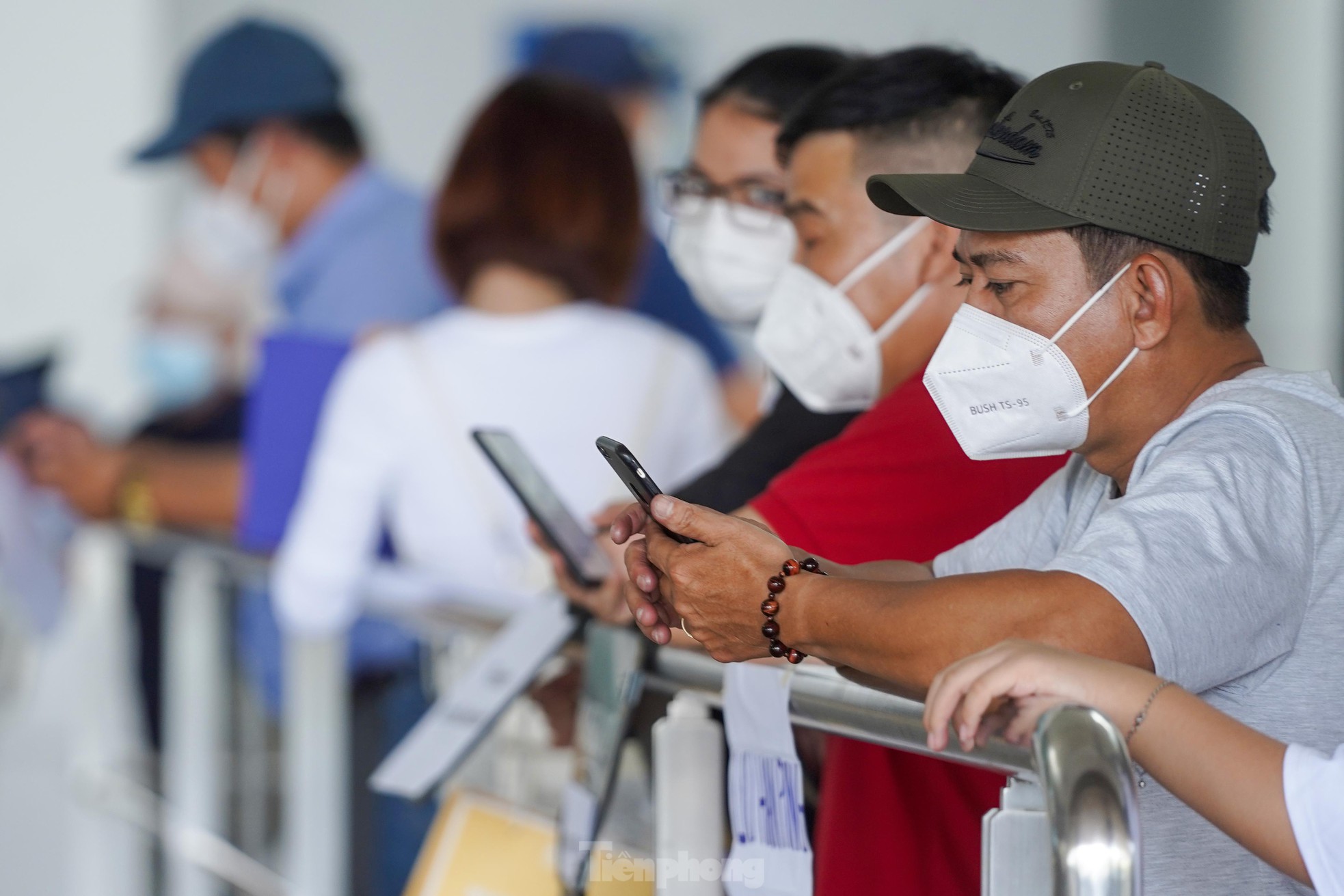 Vỡ òa cảm xúc tại sân bay Tân Sơn Nhất trong ngày đầu mở lại đường bay quốc tế - Ảnh 10.