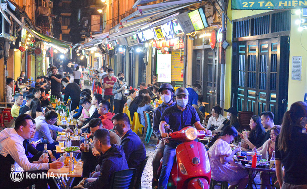  Cảnh trái ngược tại những con phố ẩm thực Hà Nội ngày đầu mở bán sau 21h00: Tạ Hiện đông đúc, những khu phố khác vắng vẻ - Ảnh 2.
